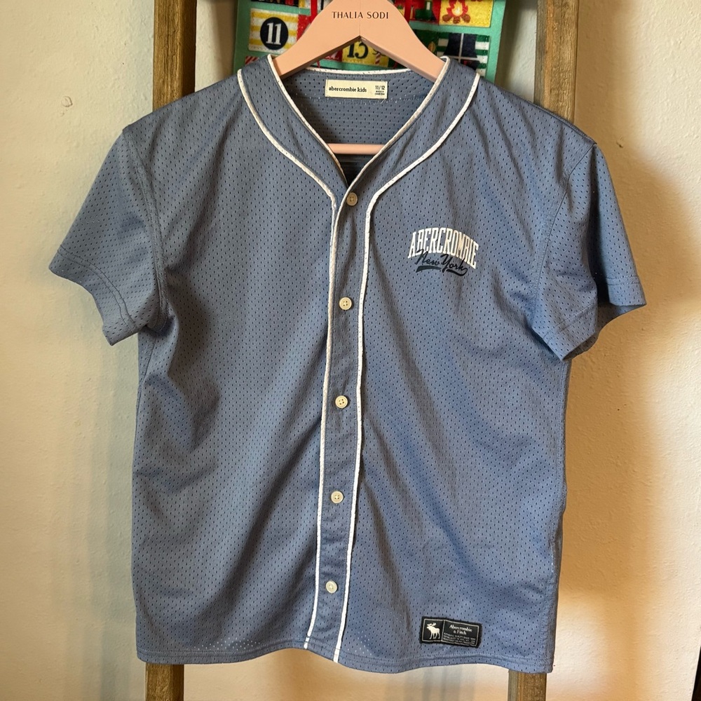 Abercrombie kids boys baseball shirt size 11/12
In great condition